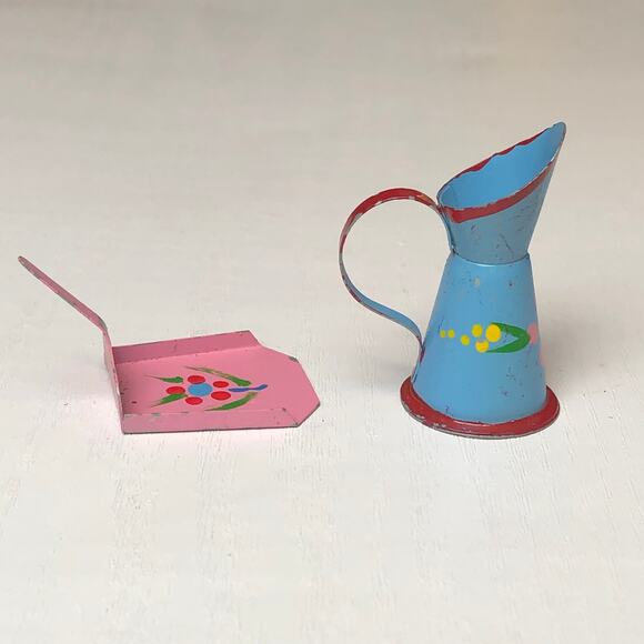 Vintage Handpainted Dollhouse Mini Miniature Watering Can & Dust Pan Figures - Picture 5 of 9